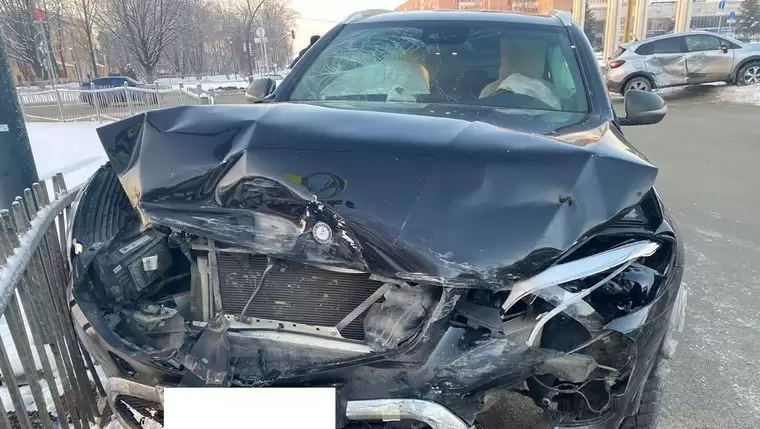 В Нижнекамске при столкновении с «Мерседесом» пострадал водитель «Рено»