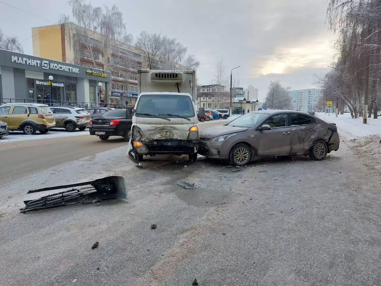 Водитель легковушки пострадал после столкновения с грузовиком в Нижнекамске