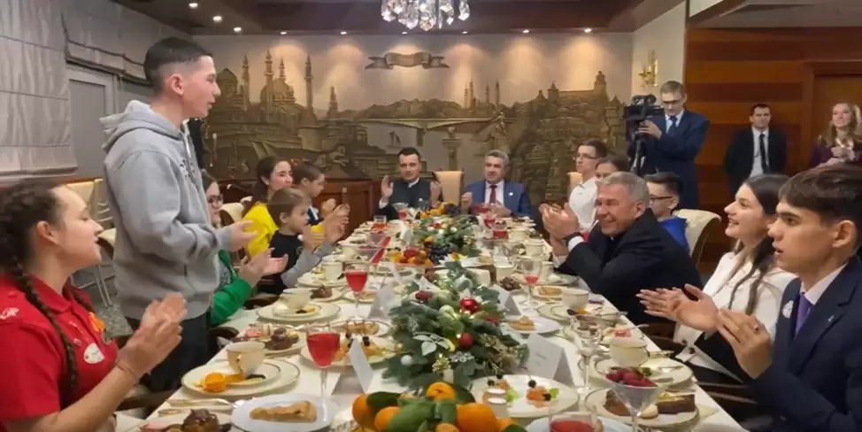 Рустам Минниханов встретился с участниками республиканской елки