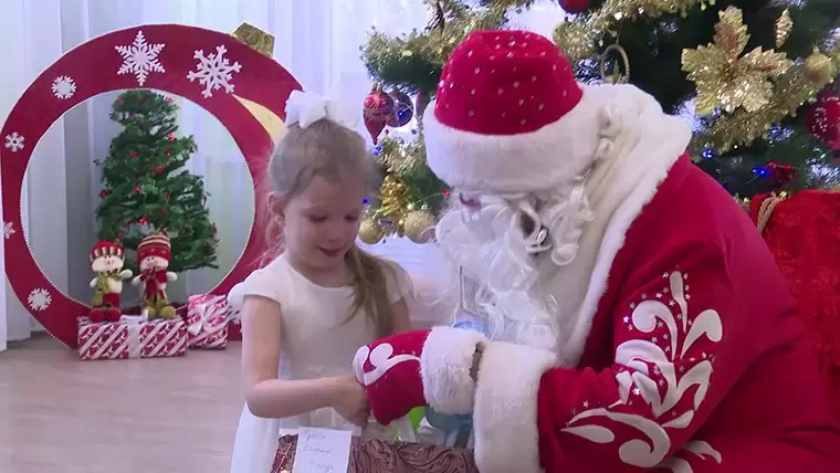 Воспитанники нижнекамского приюта «Балкыш» получили новогодние подарки от Деда Мороза