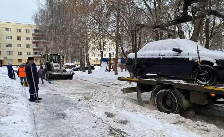В Нижнекамске мешающие уборке снега машины увозят на штрафстоянку