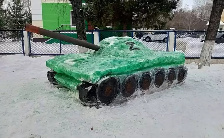 В Нижнекамске студенты соорудили снежные скульптуры для патриотического конкурса