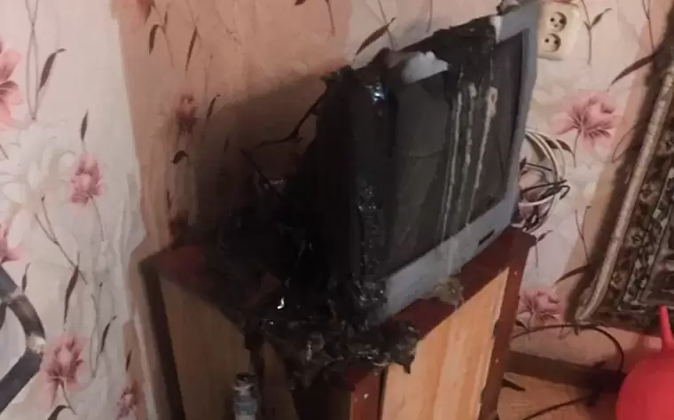В квартире нижнекамцев ночью загорелся телевизор