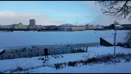 На тонком льду озера Кабан в Татарстане заметили человека на коньках