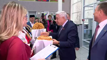 Фарид Мухаметшин и Ирада Аюпова посетили Дом дружбы народов в Нижнекамске - НТР 24