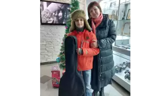 Нурсултан Айметдинов и его мама Алсу получили от НТР в рамках акции «Стань Дедом Морозом!» утепленный чехол для гитары. Они очень рады, что мечта мальчика сбылась!