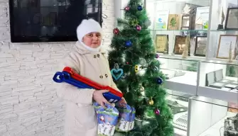 Гульфина приехала из села Каенлы, чтобы участвовать в благотворительной акции НТР и положить подарки для детишек