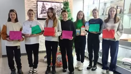 Студенты НХТИ и баскетболистки из спортшколы № 1 пополнили кладовую подарков Деда Мороза НТР