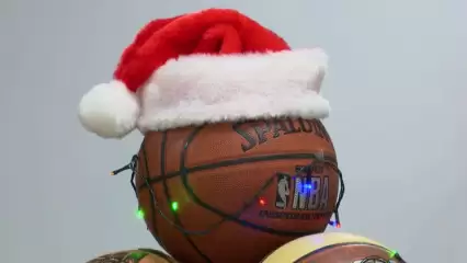 В нижнекамской спортшколе установили необычную баскетбольную ёлку - НТР 24