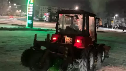 В Нижнекамске заметили Деда Мороза за рулём снегоуборочного трактора