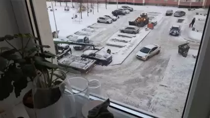 Соцсети: при чистке снега в нижнекамском дворе один из автомобилей забрали на эвакуаторе