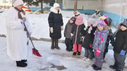 Как дети снежинки искали