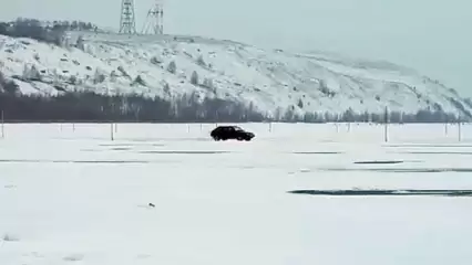 В Татарстане по закрытой ледовой переправе через Соколку проехал автомобиль