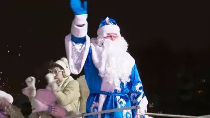 В нижнекамском парке «Нефтехимиков» открыли новогоднюю елку и ледяной городок СИБУР-лэнд - НТР 24