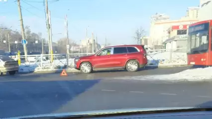 В Казани автобус влетел в «Майбах» на светофоре