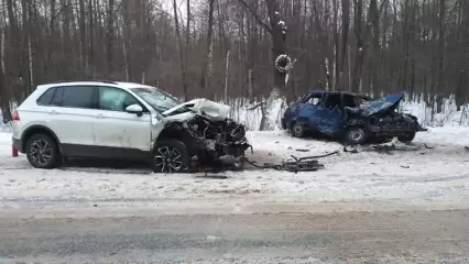 Двое детей получили сотрясение при столкновении легковушек под Нижнекамском