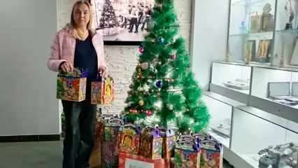 Депутат Олег Морозов передал подарки для акции «Стань Дедом Морозом!»
