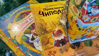 Телезрительница Эльмира принесла книги и сладкий подарок