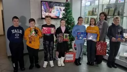 Ученики школы № 7 принесли подарки на акцию «Стань Дедом Морозом!» целым классом