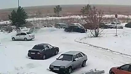 В Нижнекамске легковушка «задрифтила» и вылетела с дороги на деревья - видео