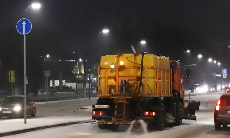Утром на расчистку дорог от снега в Нижнекамске выведено 26 единиц техники