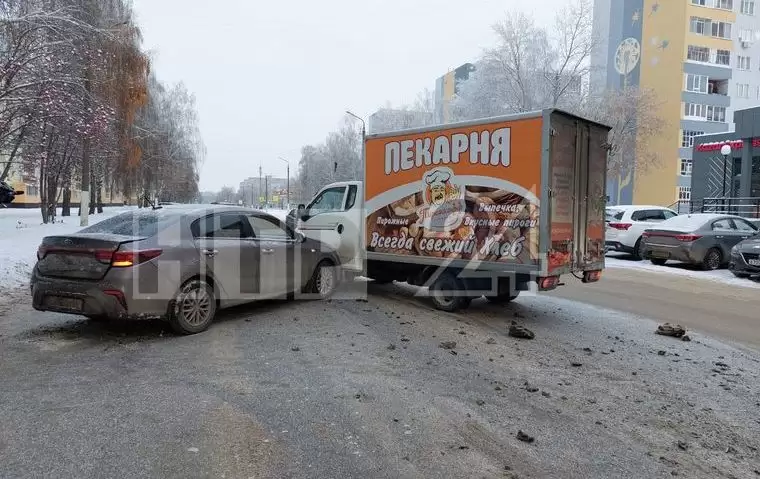 В Нижнекамске из-за аварии грузовика и иномарки оказалось ограничено движение