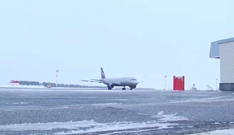 Следовавший в Нижнекамск самолёт экстренно сел на запасном аэродроме из-за технических проблем