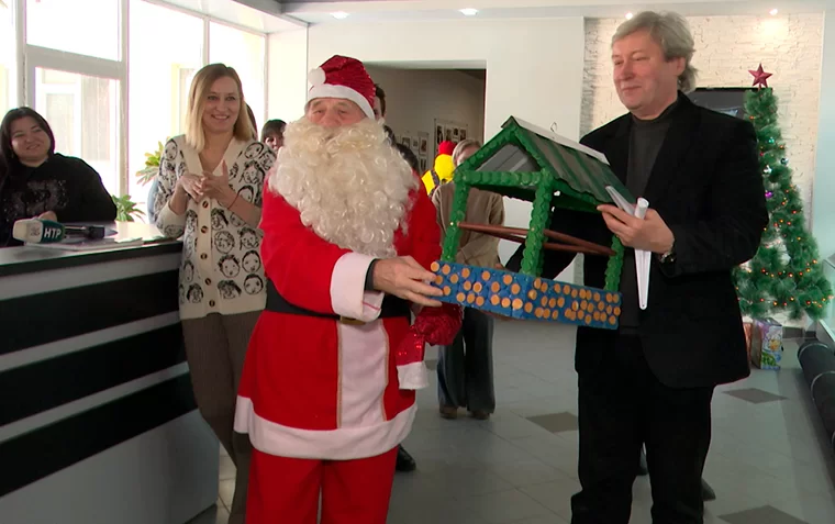 В канун Старого Нового года нижнекамец нарядился Дедом Морозом и принес подарки сотрудникам НТР