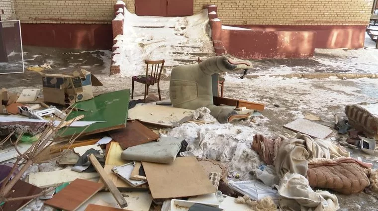 В Нижнекамске коммунальщики очистили подъезд от старой мебели, загромождавшей выход
