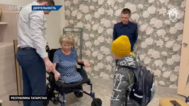 В Нижнекамске следователи подарили женщине с ОВЗ инвалидную коляску