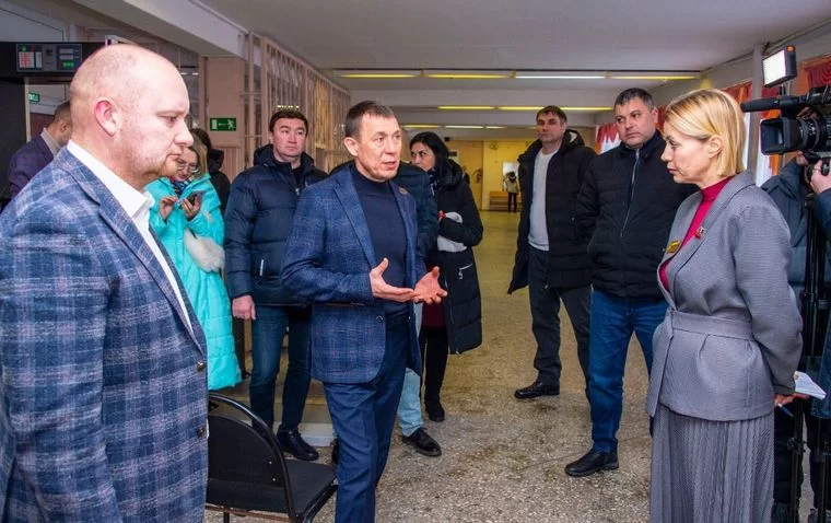Мэр Нижнекамска осмотрел школы, где в этом году сделают капремонт