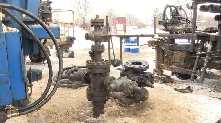 В Нижнекамске на территории СНТ демонтируют и повторно консервируют старую нефтяную скважину
