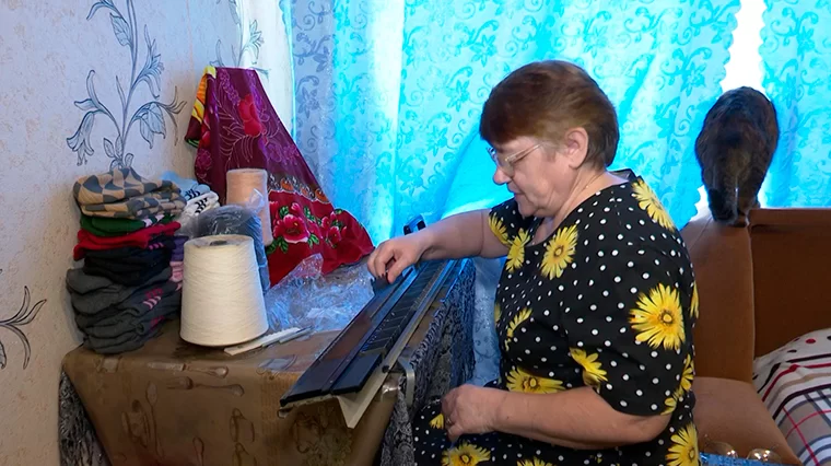 Пенсионерка из Нижнекамска связала больше 200 пар шерстяных носков для участников СВО