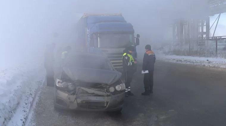 Густой пар мог стать причиной двух ДТП на дороге через БСИ в Нижнекамске