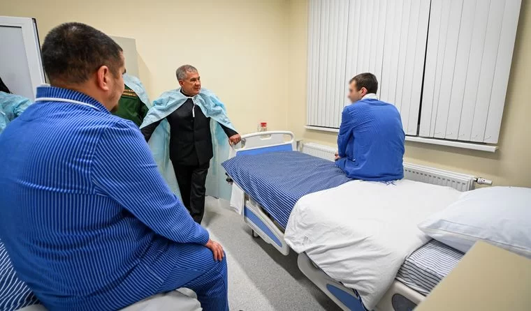 Президент Татарстана навестил военнослужащих в военном госпитале Казани