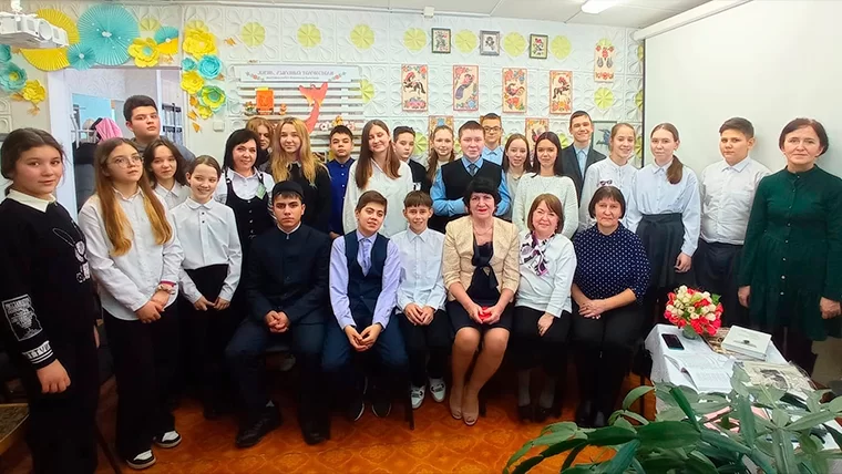 В Нижнекамске старшеклассники встретились с педагогом-поэтессой