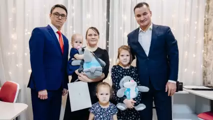 В Татарстане многодетная семья получила квартиру по республиканской программе