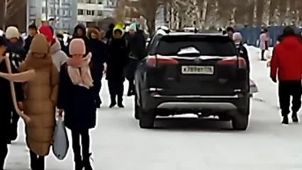 В Нижнекамске внедорожник проехался по тротуару около гимназии сквозь толпу школьников - НТР 24