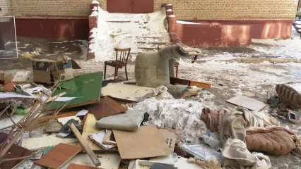 В Нижнекамске коммунальщики очистили подъезд от старой мебели, загромождавшей выход