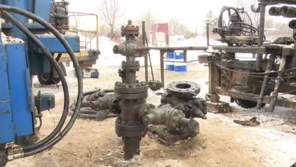 В Нижнекамске на территории СНТ демонтируют и повторно консервируют старую нефтяную скважину - НТР 24