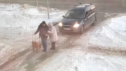 «Даже на душе потеплело»: в Нижнекамске проезжавший мимо водитель помог бабушке на скользкой дороге