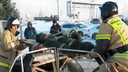 В Нижнекамске пожарные показали на соревнованиях свои навыки по спасению пострадавших в ДТП - НТР 24