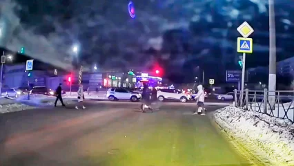 В Нижнекамске женщина споткнулась о буксировочный трос между машинами и упала на дорогу - НТР 24