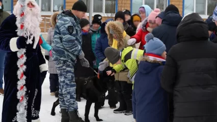 В Татарстане бойцы ОМОН Росгвардии организовали новогодний праздник воспитанникам детского интерната