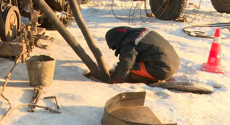 В Нижнекамске рабочие на 30-градусном морозе устранили порыв, превративший в каток территорию у дома