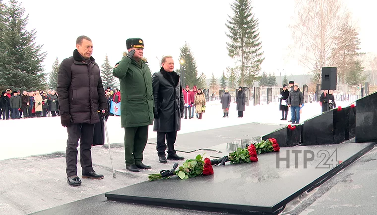 Военком Татарстана возложил цветы к братской могиле солдат 80-го лыжного батальона в Нижнекамске