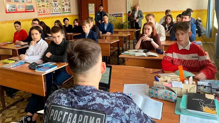 В Нижнекамске росгвардейцы провели для школьников уроки мужества