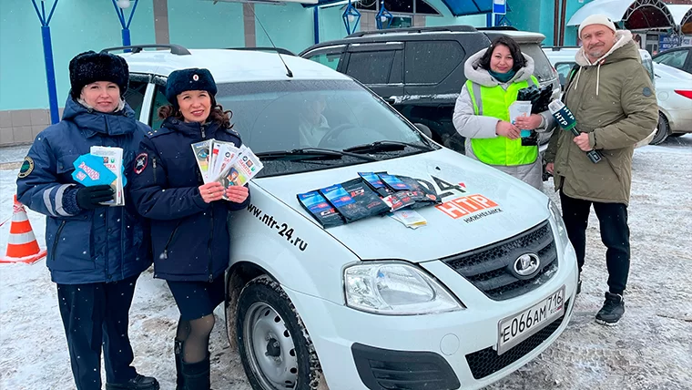 В Нижнекамске сотрудники Госавтоинспекции поздравили водителей с Днем защитника Отечества