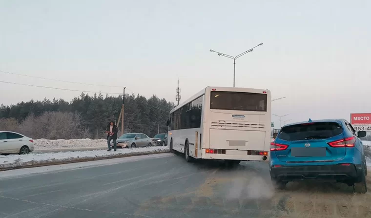 На Соболековской дороге в Нижнекамске автобус въехал в трактор