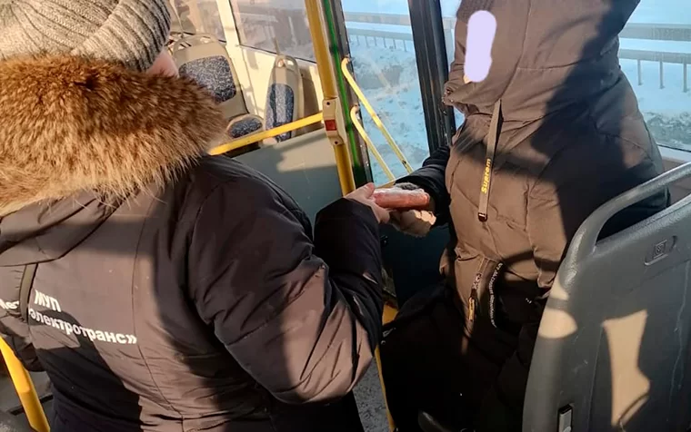 В общественном транспорте Казани контролёры раздали морковь безбилетным пассажирам